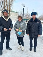 В Ершове полицейский и общественник поздравили горожанок с наступающим 8 Марта и предупредили о мошенниках