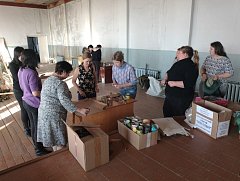 В выходной ершовские женщины изготавливают блиндажные свечи