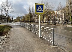 В Ершове возле школы №3 установлены новое ограждение и световой проектор на пешеходный переход