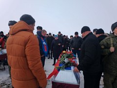 В Ершовском районе с воинскими почестями похоронили двух погибших в зоне СВО бойцов