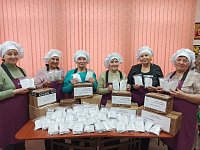 «Серебряные» волонтеры отправили участникам СВО шерстяные носки, варежки и письма