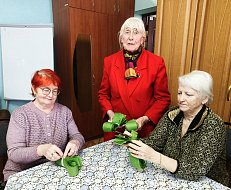 Неравнодушные ершовцы серебряного возраста плетут маскировочные сети для бойцов СВО