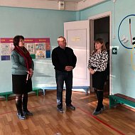 Облдепутат посетил школу и детский сад Ершовского района
