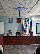 Ершовские волонтёры-десятиклассники провели экскурсию по музею СВО для членов межведомственной комиссии