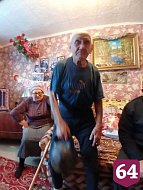Ершовский 98-летний ветеран поднимает пудовую гирю