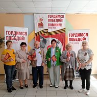 Юные и пожилые ершовцы совместно изготавливали броши с георгиевской лентой