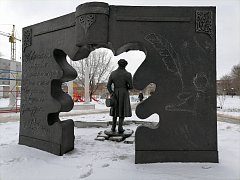 В Ершове появилась скульптурная группа «Лукоморье»