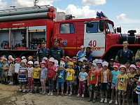 Ершовским дошкольникам на практике показали, как вести себя во время эвакуации при пожаре