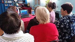 В КЦСОН Ершовского района провели информационно-патриотическую беседу ко Дню воссоединения с Россией 