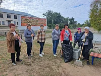 Осень — время субботников: порядок в родном краю поднимает настроение ершовским сельчанам
