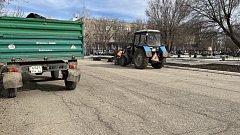 На центральной площади Ершова сегодня прошел субботник