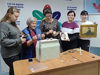 В ершовском центре соцобслуживания День бабушек и дедушек отметили с ретросундучком