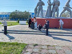 В Ершове юные патриоты провели субботник на привокзальной площади им. Г.К. Жукова