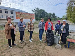 Осень — время субботников: порядок в родном краю поднимает настроение ершовским сельчанам