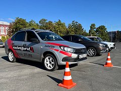 Фигурное вождение автомобилей: люди с ограниченными возможностями продемонстрировали свои таланты