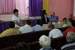 Глава Ершовского района провел встречу с жителями села Рефлектор