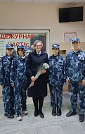 В Ершове юные друзья полиции поздравили с праздником старшего инспектора ГДН Елену Пильгун
