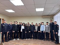 В ОМВД России по Ершовскому району на торжественном мероприятии сотрудники полиции принимали поздравления