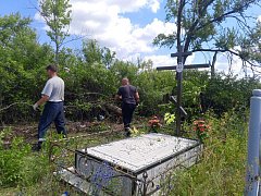 Сельский субботник: жители ершовского села вместе привели кладбище в порядок