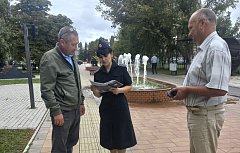 В Ершове представитель полиции и общественник провели акцию ко Дню солидарности в борьбе с терроризмом