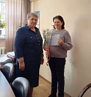 В Ершове многодетной семье вручили сертификат на приобретение автомобиля