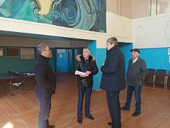 Глава Ершовского района Константин Мызников на месте обсудил планы по ремонту Кушумского СДК