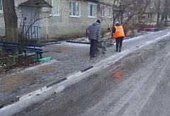В Ершове тротуары обрабатывают противогололедной смесью
