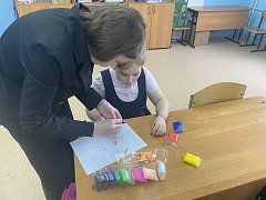 День космонавтики отметили творчески: ершовские школьники слепили «космические талисманы»