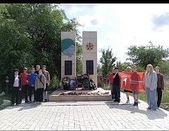 В канун памятной даты ершовские Первые провели субботник на Братской могиле