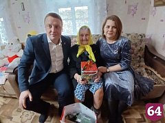 В преддверии Нового года облдеп навестил 100-летнюю жительницу Ершовского района Анну Зеленкину