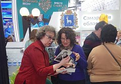 Гости выставки «Россия» отправляли саратовские театральные открытки друзьям