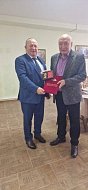 Во время своего визита в Ершовский район облдеп вручил награду руководителю сельхозпредприятия