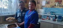 Кусочек домашнего тепла для бойцов СВО передали ершовские соцработники