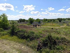 Сельский субботник: жители ершовского села вместе привели кладбище в порядок