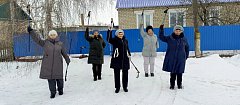 Мороз, солнце и палки: ершовские сельчанки открыли зимний сезон скандинавской ходьбы