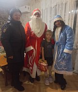 Полицейский Дед Мороз продолжает поздравлять ершовцев с Новым годом