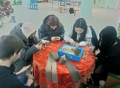 Жители Ершовского района плетут маскировочные сети для фронта