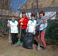 «Серебряные» волонтеры Ершовского района провели акцию «Чистый и уютный двор»