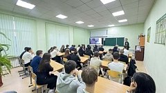 В рамках программы профессиональной ориентации школу №4 г. Ершова посетил курсант института войск нацгвардии