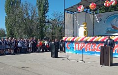 На центральной площади Ершова сегодня звенел последний звонок