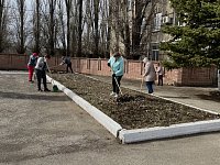 На центральной площади Ершова сегодня прошел субботник