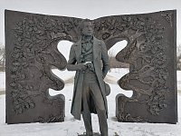 В Ершове появилась скульптурная группа «Лукоморье»