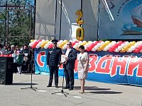 На Последнем звонке ершовских школьников и их классных руководителей наградили сотрудники полиции