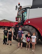 Школьники Ершовского района знакомятся с сельскохозяйственной техникой