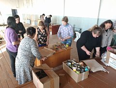 В выходной ершовские женщины изготавливают блиндажные свечи