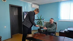 Глава Ершовского района передал ООО «ДРСУ» грамоту за поддержку военнослужащих и благодарность от воинской части