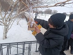 В Ершове юные друзья полиции помогают пернатым пережить зиму