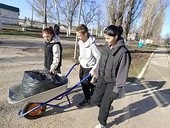 В рамках общеобластного субботника коллектив Ершовского агролицея навел порядок на двух площадках