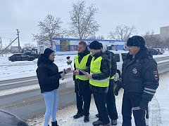 В Ершове прошла акция «Цветы для автоледи!»