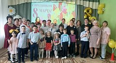 В Ершовском реабилитационном центре «любимым, нежным и прекрасным» подарили праздничный концерт